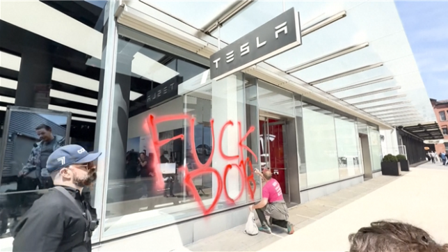 Nouvelle attaque contre Tesla: un concessionnaire vandalisé en plein Manhattan