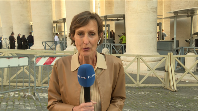 Le corps du pape est transféré vers la basilique Saint-Pierre au Vatican: notre équipe est sur place