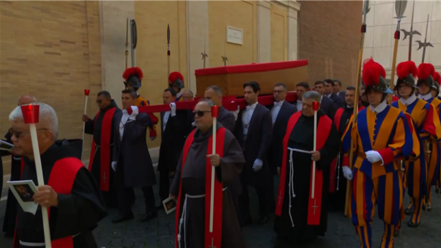 Le corps du pape François est arrivé à la basilique Saint-Pierre au Vatican