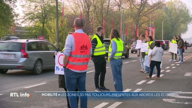 Les professeurs de l’école Saint-André réclament la mise en place d'une zone 30 sur la chaussée de Tournai où la vitesse est de 70 km/h. Selon la loi, il est obligatoire d'installer des zones 30 devant les entrées des écoles. Mais ici, c’est la sortie qui se trouve le long de la chaussée.