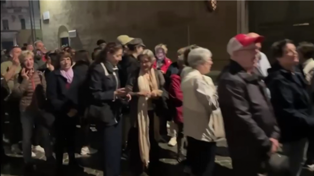 Environ 20.000 fidèles se sont déjà recueillis à la basilique Saint-Pierre de Rome, où la dépouille du pape François est exposée.