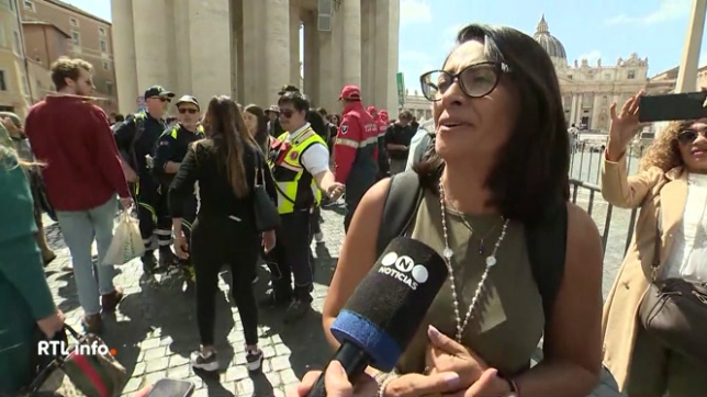 Des milliers de fidèles font la queue pour un offrir un dernier hommage au pape