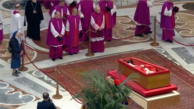 Qui est Sœur Geneviève, la religieuse qui a rompu le protocole du Vatican devant la dépouille du pape François?