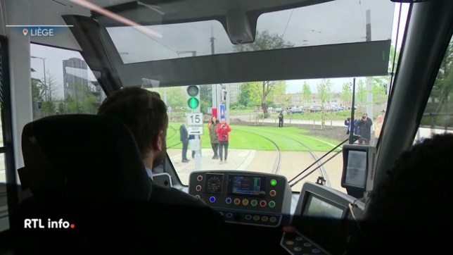 L'inauguration officielle du tram a lieu aujourd'hui. Les Liégeois l'attendent depuis 2017. Date à laquelle il aurait normalement dû rouler. Les clés du tram ont été, symboliquement remises à la Ville, ce matin.