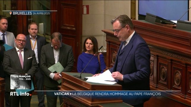 Le Premier ministre Bart De Wever a rendu hommage au pape François en séance plénière de la Chambre, ce qui n'a pas plu à tous les députés. Est-ce ou non autorisé ? Qu'est-il prévu ?