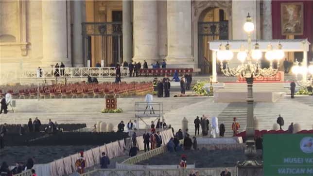 Funérailles du pape François: les fidèles arrivent place Saint-Pierre.
