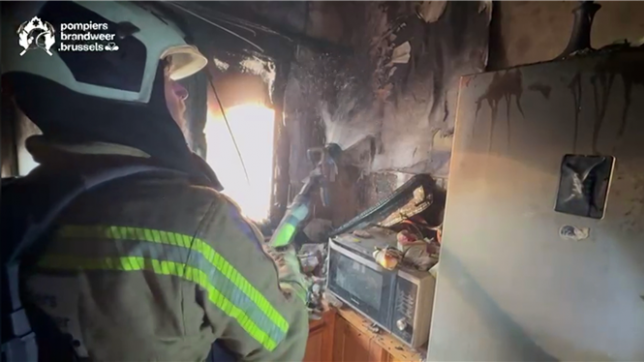 Un couple de personnes âgées a été victime d'une intoxication à la fumée lors d'un incendie survenu vendredi soir dans un appartement de l'avenue des Jardins à Schaerbeek.