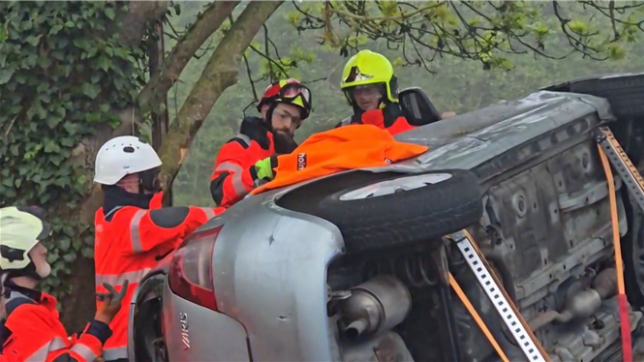 Un accident s'est produit ce samedi matin vers 6h rue de Hameau à Monceau-sur-Sambre, dans le Hainaut. Visiblement surprise par un animal, une conductrice a donné un coup de volant avant de perdre le contrôle de son véhicule. La voiture s'est retrouvée sur le toit contre un arbre.