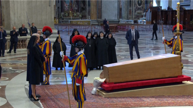 Le président américain Donald Trump et la première dame Melania Trump se sont recueillis durant quelques secondes devant le cercueil du pape François.