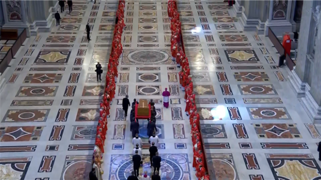 Le cerceuil du pape François est à nouveau porté à l'intérieur de la Basilique.