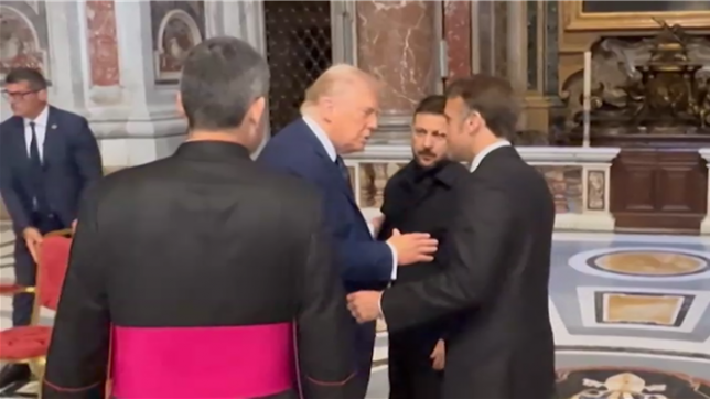 Volodymyr Zelensky a rencontré Donald Trump ce samedi à Rome en marge des funérailles du Pape. Les deux hommes ont eu une réunion très productive, selon la Maison Blanche.