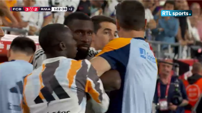 Rüdiger a été exclu alors qu'il était sorti du terrain en finale de la Coupe du Roi. Pourquoi? Parce qu'il a lancé sa bouteille en direction de l'arbitre qui venait de siffler une faute de Mbappé. Un geste honteux.