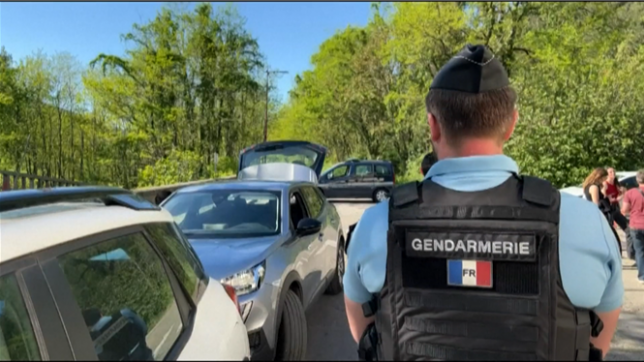 Quarante-huit heures après le drame survenu dans une mosquée de La Grand-Combe, le meurtrier présumé est toujours en fuite et activement recherché.