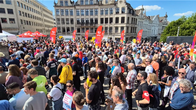 Le PTB a rassemblé dimanche quelques milliers de personnes dans le centre de Bruxelles pour dénoncer les coupes dans les dépenses sociales décidées par le gouvernement fédéral et l'augmentation du budget militaire.