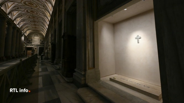 Le Vatican dévoile des images de la tombe du pape François
