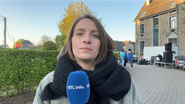 Réforme des pensions, limitations des allocations de chomages, coupes budgétaires dans les services publics... Des actions sont prévues ce matin dans la commune de Bièvres, fief du ministre fédéral du travail David Clarinval. 
Des dizaines de manifestants sont rassemblés devant l'administration communale.