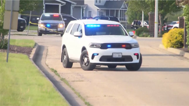 Drame aux États-Unis : une voiture percute une garderie dans l’Illinois, tuant quatre jeunes victimes. Les circonstances restent floues, tandis qu’une enquête est ouverte et que l’émotion submerge la communauté locale.