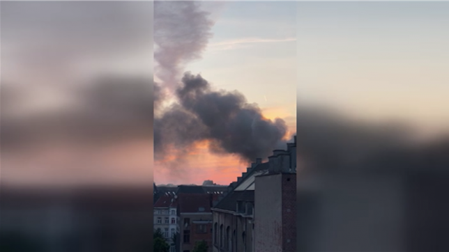 Les pompiers recommandent aux riverains de fermer leurs fenêtres.