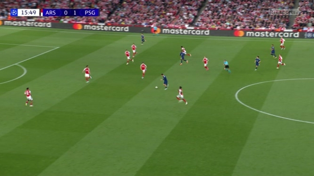 Il passe au milieu de trois joueurs, s'écroule dans le rectangle, mais n'obtient pas penalty: le festival presque parfait de Kvaratskhelia face à Arsenal en Ligue des Champions.