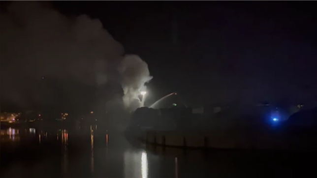 Les pompiers luttent depuis plusieurs heures pour l'éteindre.