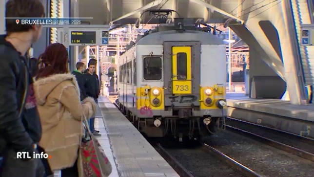 Les syndicats des cheminots suspendent leurs actions de grève pendant les négociations avec le ministre des Pensions, Jan Jambon. Cette décision, annoncée cet après-midi, garantit l'absence de perturbations pendant la période des examens, offrant ainsi une accalmie pour les navetteurs.