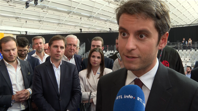 Gabriel Attal était l'invité d'honneur du meeting des libéraux à Charleroi. Applaudi debout par le public, l'ancien Premier ministre français a tenu un discours dans le droit fil du MR, centré sur la valeur du travail, les réformes, la liberté et l'autonomie de l'Europe dans un contexte géopolitique aujourd'hui particulièrement chahuté.