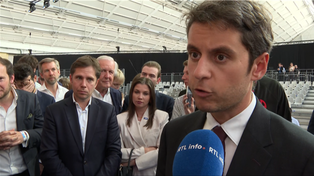 Gabriel Attal était l'invité d'honneur du meeting des libéraux à Charleroi. Applaudi debout par le public, l'ancien Premier ministre français a tenu un discours dans le droit fil du MR, centré sur la valeur du travail, les réformes, la liberté et l'autonomie de l'Europe dans un contexte géopolitique aujourd'hui particulièrement chahuté.