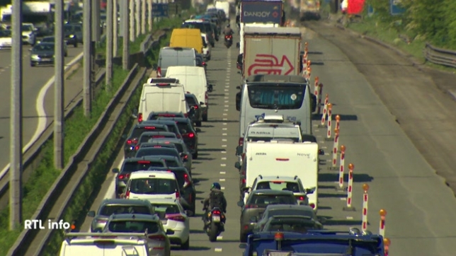 De nombreuses personnes se sont rendues à la côte belge, pour un jour ou pour le long week-end. Un moment de détente qui ne s'est pas toujours passé comme prévu. Entre les embouteillages sur les routes, un train en panne ou une station bondée, la côte a littéralement été prise d'assaut.