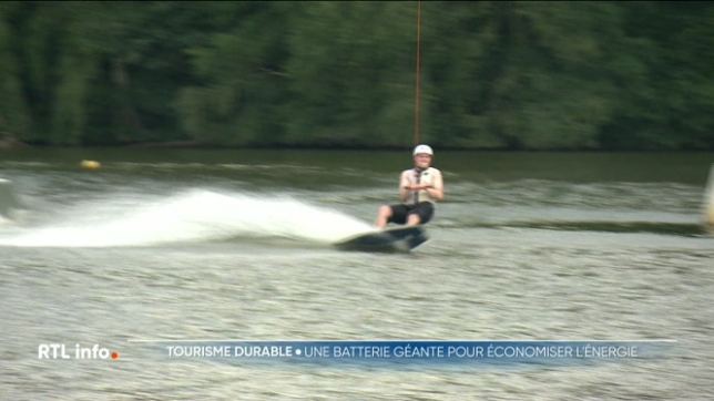 Des blocs de batterie au plomb de nouvelle génération ont été installés afin d'alimenter les installations de la base nautique. Une technologie innovante qui permet de ne pas dépendre du réseau électrique extérieur grâce à la présence de panneaux phovoltaïques. Explications.