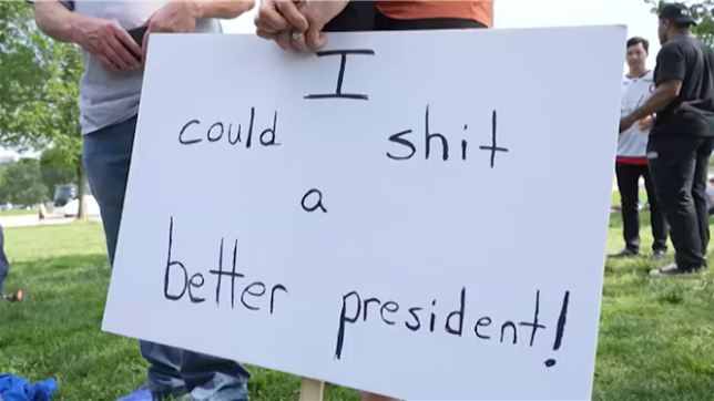 Plusieurs milliers d'Américains ont défilé jeudi à travers les Etats-Unis, de New York à Los Angeles, pour s'opposer à la politique de Donald Trump et dénoncer sa tyrannie à l'occasion du 1er mai.