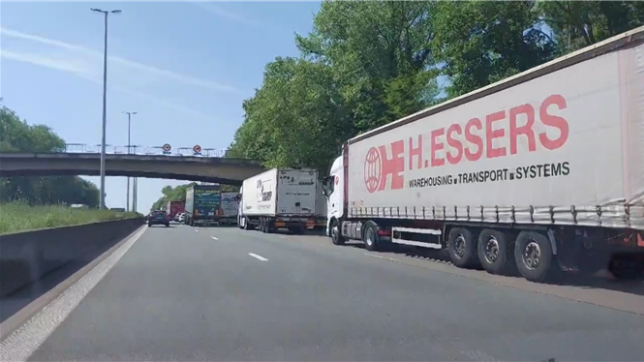 Des longues files embarrassent la circulation sur l'E40 pour ce long week-end