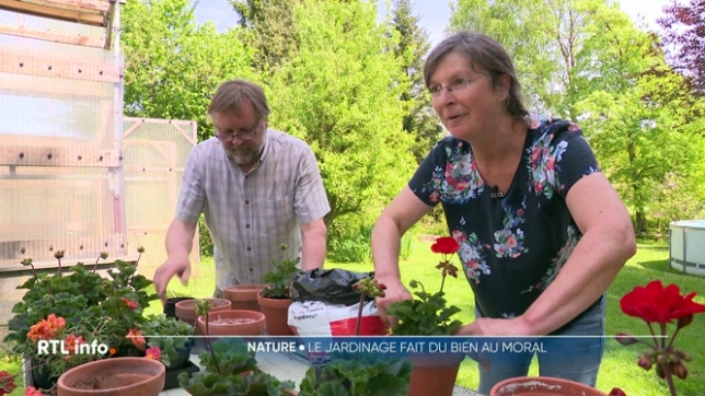 Avec ce beau soleil qui brille depuis le début de la semaine, vous avez sans doute ressorti le râteau et la tondeuse pour entretenir votre jardin. Une tâche indispensable, mais aussi un excellent moyen de décompresser. Le jardinage a des effets bénéfiques sur notre bien-être.