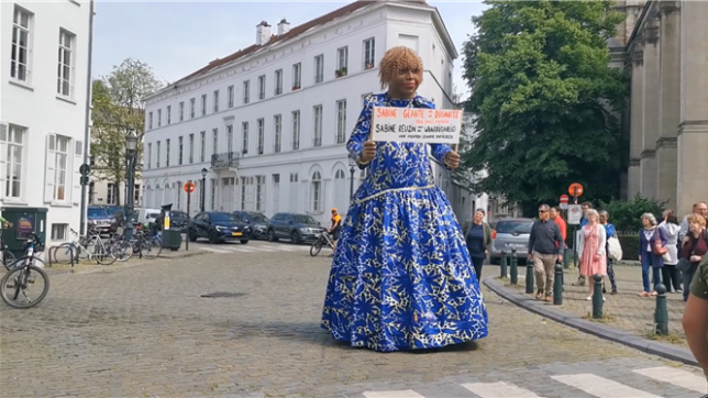 Voici Sabine, la première géante des sans-papiers, baptisée à Bruxelles