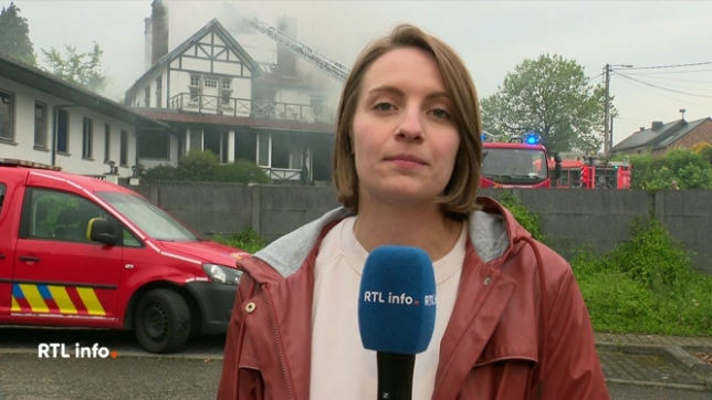 Un incendie violent ravage le New Faisan Doré à Gerpinnes ce samedi soir : le premier étage est en flammes. Gros déploiement de pompiers, dégâts majeurs, mais aucune victime signalée.