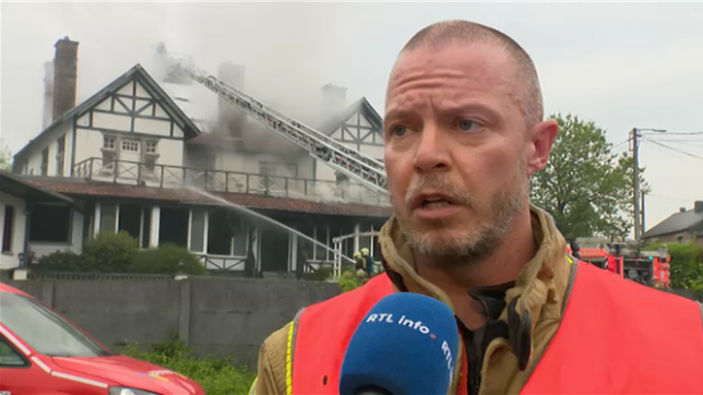 Un incendie violent ravage le New Faisan Doré à Gerpinnes ce samedi soir : le premier étage est en flammes. Gros déploiement de pompiers, dégâts majeurs, mais aucune victime signalée.