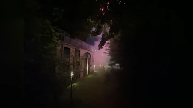 Des supporters brugeois lancent des feux d'artifice devant l'hôtel du RSCA