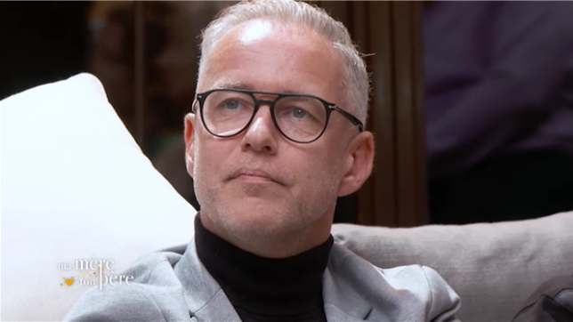 Contre toute attente, le père célibataire délaisse ses prétendantes pour une nouvelle arrivante, provoquant stupeur et frustration dans la villa.