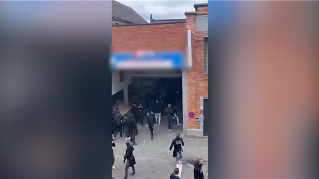 La finale de la Coupe de Belgique est entachée par des scènes de chaos : affrontements, agressions violentes à Molenbeek, commerces saccagés et plusieurs blessés.