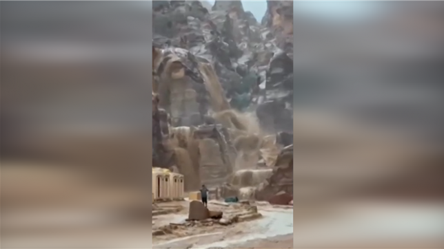 Les autorités jordaniennes ont évacué dimanche près de 1.800 touristes du site antique de Petra, dans le sud du pays, après que des crues soudaines ont frappé la région.