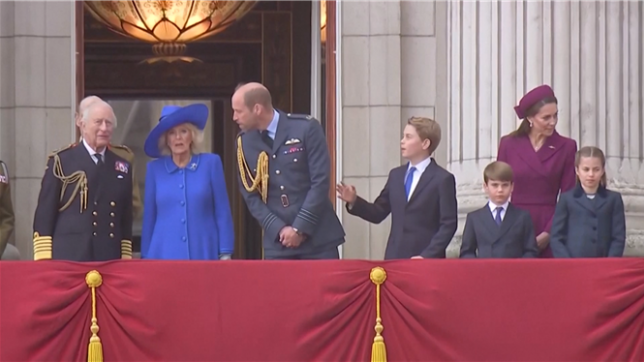 Les membres de la famille royale britannique se tiennent au balcon du palais de Buckingham pour assister à un défilé aérien organisé dans le cadre des célébrations du 80e anniversaire de la fin de la Seconde Guerre mondiale en Europe.
