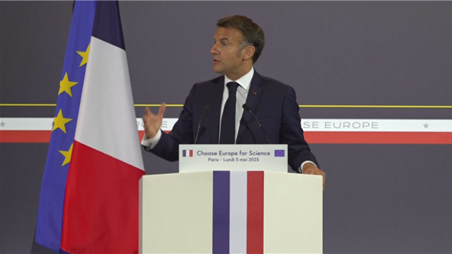 Lors d'une conférence à la Sorbonne, Emmanuel Macron affirme que  l'Europe doit devenir un refuge face à la politique scientifique des Etats-Unis de Donald Trump. Le président français souhaite permettre aux chercheuses, aux chercheurs du monde entier, qui croient dans cette science libre, ouverte pour toutes et pour tous, de rejoindre l'Europe et de pouvoir, en effet, y travailler.