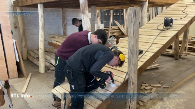 Les élèves d’une classe de l'Institut Notre-Dame de Malmedy construisent une cabane perchée, sur pilotis, pour une école de la commune. Visite du projet dans leur atelier.