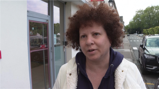 Je suis bouleversée en fait, parce que je suis une maman et donc je pense à ses parents. C'est odieux et personnellement j’attends la suite de l'enquête. Émotion et inquiétude à Vivonne (Vienne) après la découverte du corps d'Agathe Hilairet par un promeneur dans un sous-bois près du village.