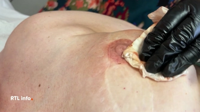 Pour les malades, tout n'est pas terminé une fois le cancer vaincu. Une tatoueuse liégeoise utilise une technique pour reconstruire des aréoles mammaires ultra réalistes pour les femmes touchées par le cancer du sein. En deux heures seulement, elle peut faire de véritables miracles.