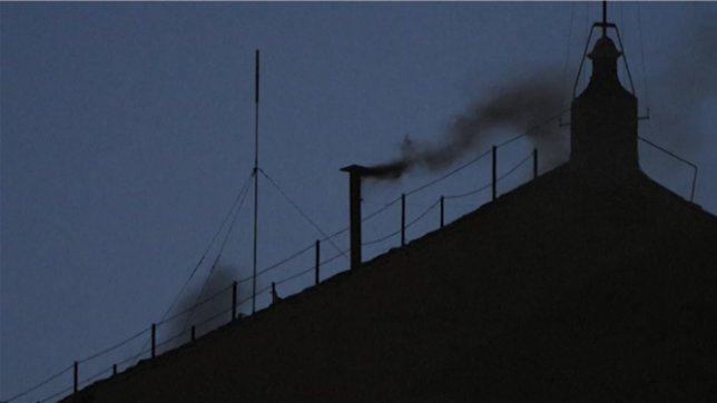 Les fidèles et curieux ont été déçus hier soir même s'il était peu probable que le nouveau pape soit élu au premier jour de conclave.