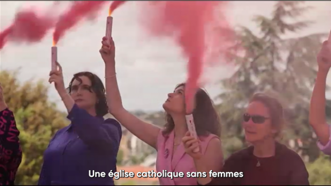 Des militantes catholiques ont agité des fumigènes roses mercredi à proximité du Vatican, où se tient le conclave qui trouvera un successeur à François, pour demander à ce que les femmes puissent être faites prêtresses.