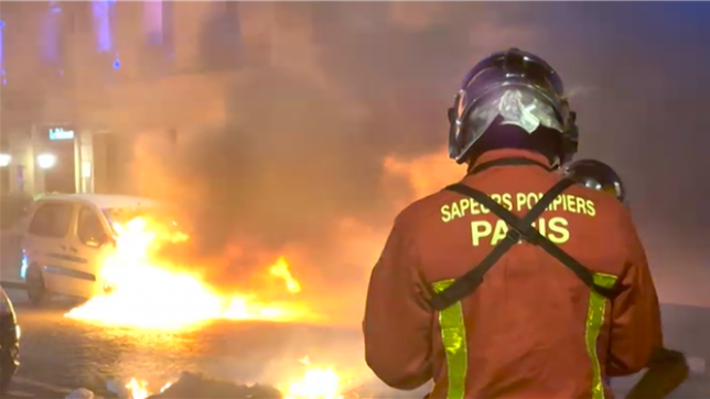 La capitale française a essuyé de nombreux débordements en marge de la qualification du PSG pour la finale de la Ligue des Champions. Trois personnes ont été écrasées par une voiture... qui a été retrouvée et incendiée, tout comme de nombreuses autres. Des vitrines de magasins ont été cassées tout comme du mobilier urbain. En tout, 43 personnes ont été interpellées.