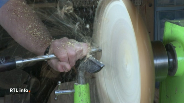 Un artisan réalise un travail impressionnant avec le bois :  des lampes, tables et objets de décoration. Et cela grâce à la technique du tournage sur bois. Explications durant la visite de son atelier.