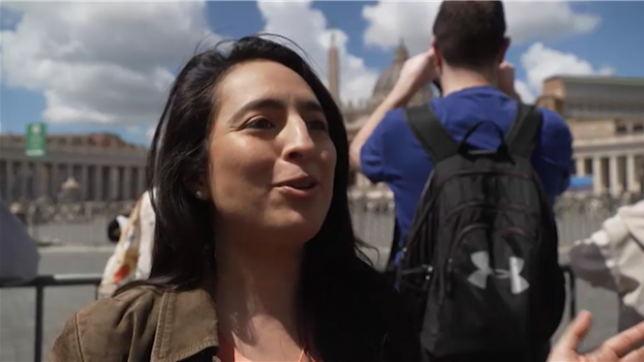 Des personnes présentes sur la place Saint-Pierre réagissent alors qu'une épaisse fumée noire s'échappe de la cheminée de la chapelle Sixtine, signe que les cardinaux n'ont pas réussi à élire un nouveau chef de l'Église catholique.