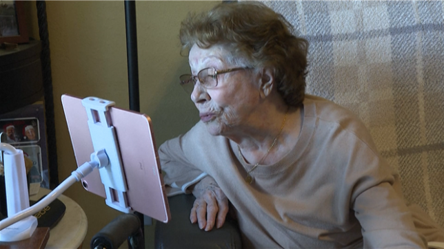 Renée Guette, 98 ans, rit en regardant son écran, depuis les Etats-Unis. De l'autre côté de l'Atlantique, en France, est connectée Andrée, 97 ans. La dernière fois qu'elles se sont vues, c'était en avril 1945, à la libération d'un camp de travail dépendant du camp de concentration de Buchenwald, en Allemagne, où elles ont été déportées en juin 1944, pendant dix mois, pour faits de résistance contre l'occupant allemand. C'est la première fois en 80 ans qu'elles échangent de vive voix.